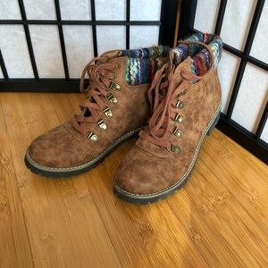 Cliffs yarn-cuff boots. Excellent condition!